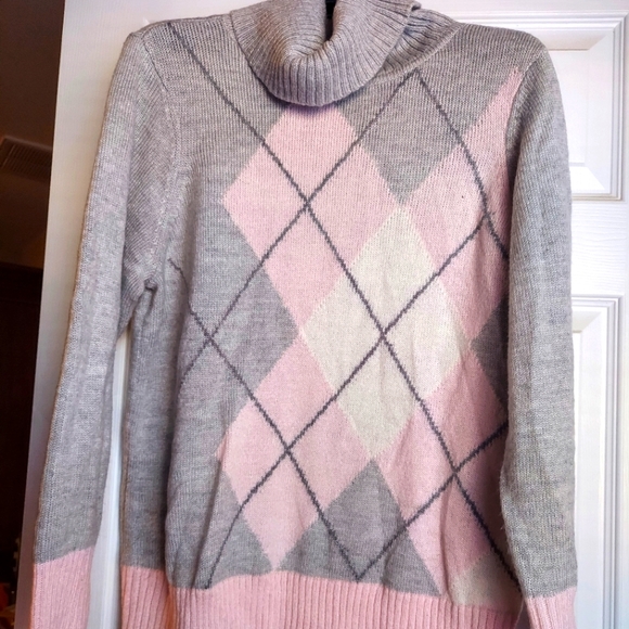 Beautiful Turtleneck sweater - Picture 1 of 7